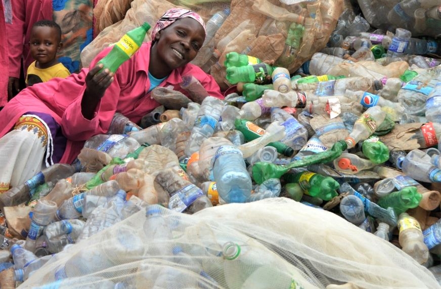 Waste management - women recycling plastic in Kampala, Uganda - Photo: Tree Adoption Uganda