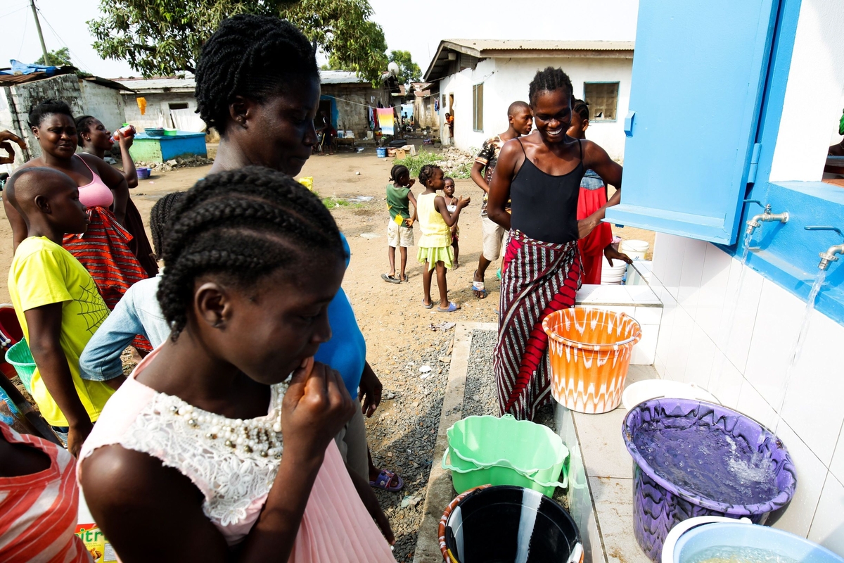 People at a water point built by Cities Alliance-CUF mechanism. Monrovia, Liberia
