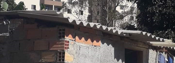 Banner_LandRegularizationinBrazil_Publication Brazil. In this picture, one can see the contrast between informal precarious housing in the front and building developments in the background