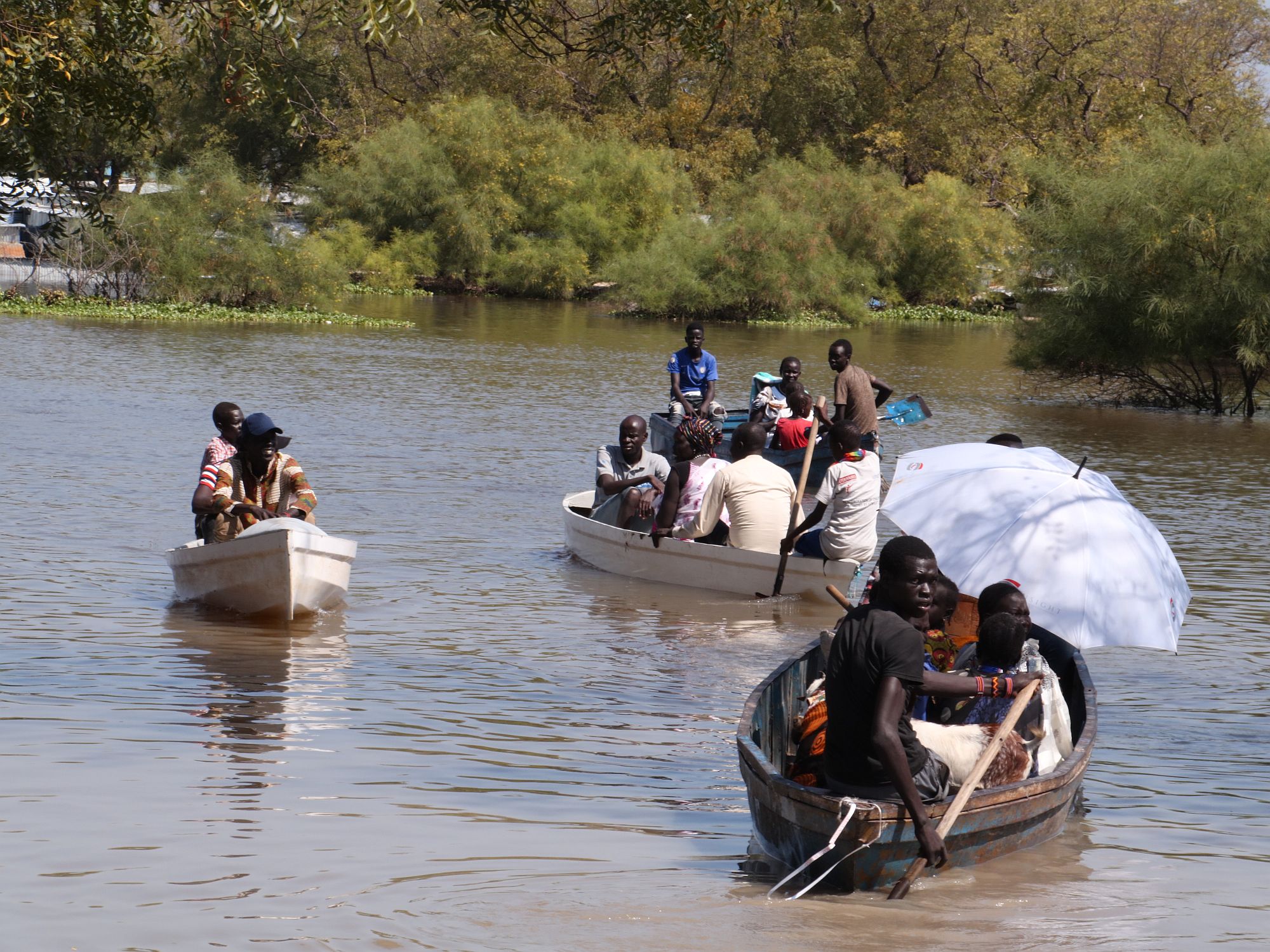 South Sudan_Climate Displacement_PEOPLE IN SMALL BOATS IN FLOODING_Credit_Gideon Sackitey -UNMISS South Sudan_Climate Displacement_PEOPLE IN SMALL BOATS IN FLOODING_Credit_Gideon Sackitey -UNMISS