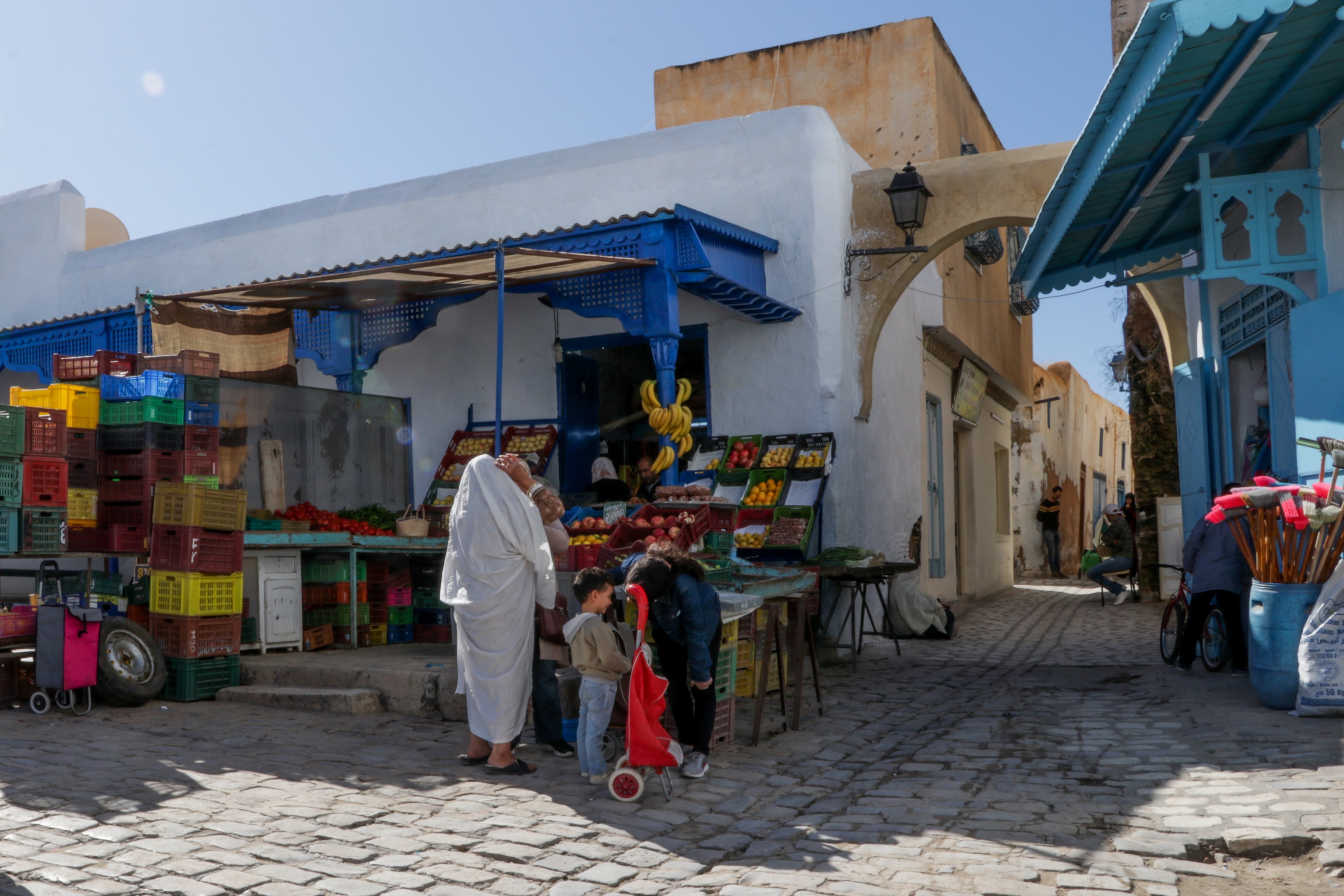 Tunisia_shop_women