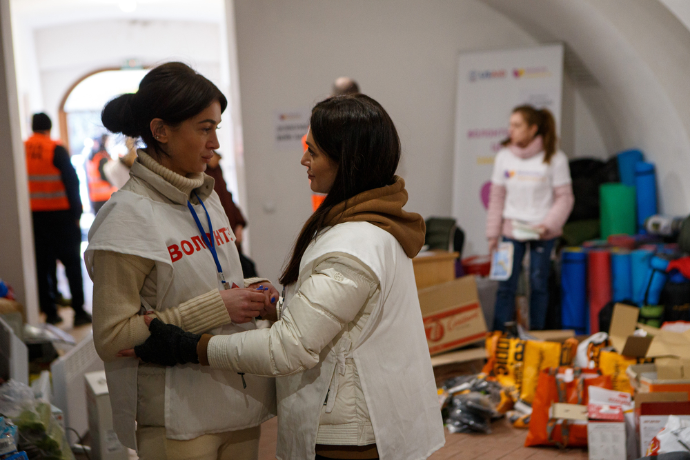 Volunteers sort the donations at the centre at the Sovyne hnizdo (Owl's Nest) historical and cultural complex accepting humanitarian aid for IDPs. UKRAINFORM.