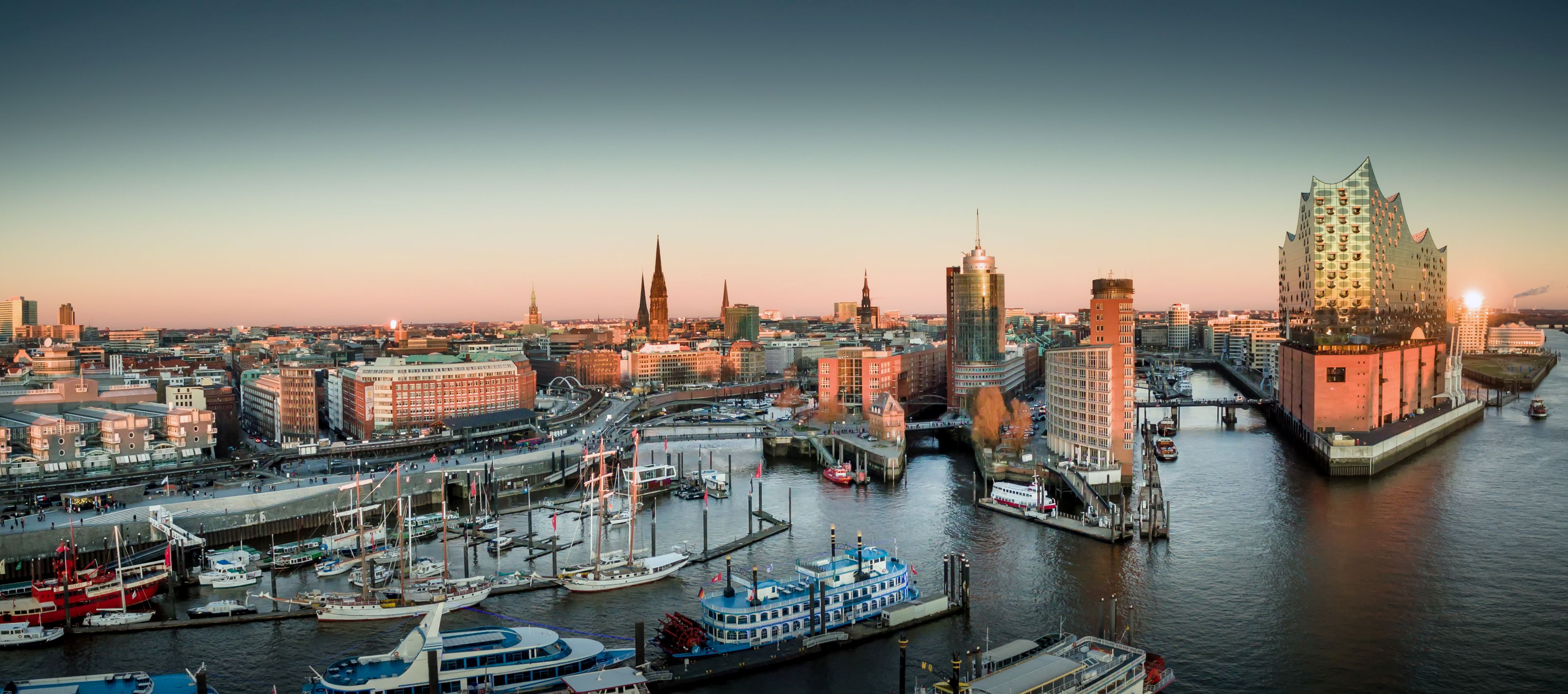 Elbphilharmonie und Hafencity bei Sonnenuntergang. Jonas Weinitschke. AdobeStock.com