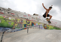 Brazil_Paraisopolis_Skateboarder.gif