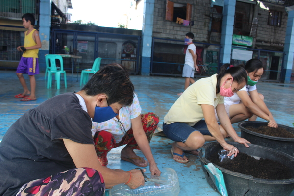 Urban gardening workshop in the Philippines (photo by Philippine Action for Community-led Shelter Initiatives, Inc.)