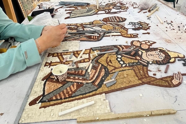 woman_working_on_mosaic_madaba_2x3.jpeg