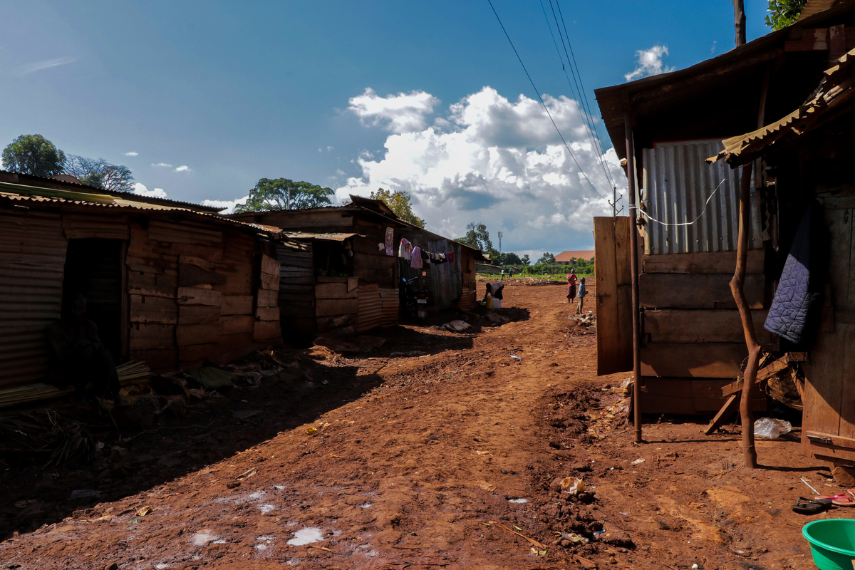 Informal dwellings at the periphery of Jinja, Uganda The effect of unplanned urban expansion is the uncontrolled creation of improvised dwellings in periheral urban areas