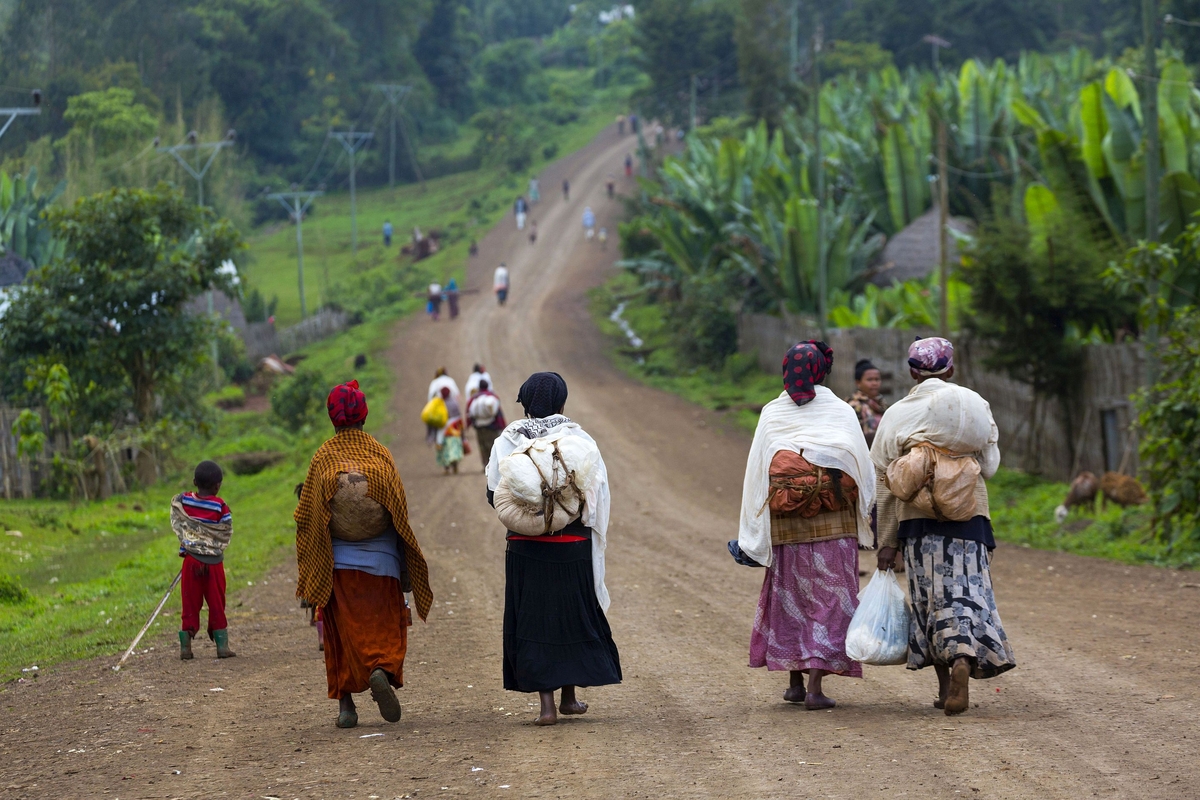 Women in Ethiopia - Rural to urban migration in the Horn of Africa Women walking, Ethiopia