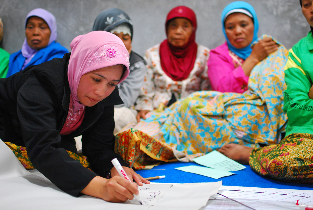 Women at a community meeting at Yogyakarta_Indonesia_Credits_Nugroho Nurdikiawan Sunjoyo_World Bank