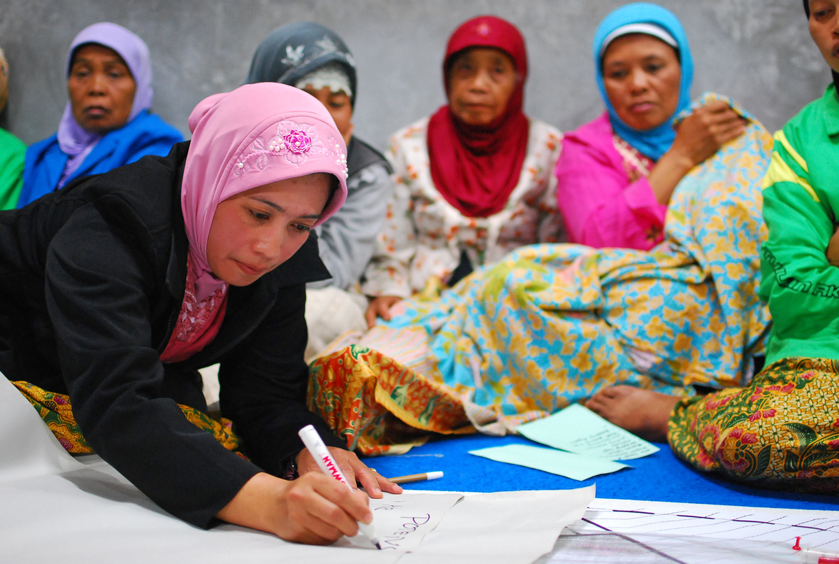 Women at a community meeting at Yogyakarta, Indonesia_Credits: Nugroho Nurdikiawan Sunjoyo - World Bank Women at a community meeting at Yogyakarta_Indonesia_Credits_Nugroho Nurdikiawan Sunjoyo_World Bank