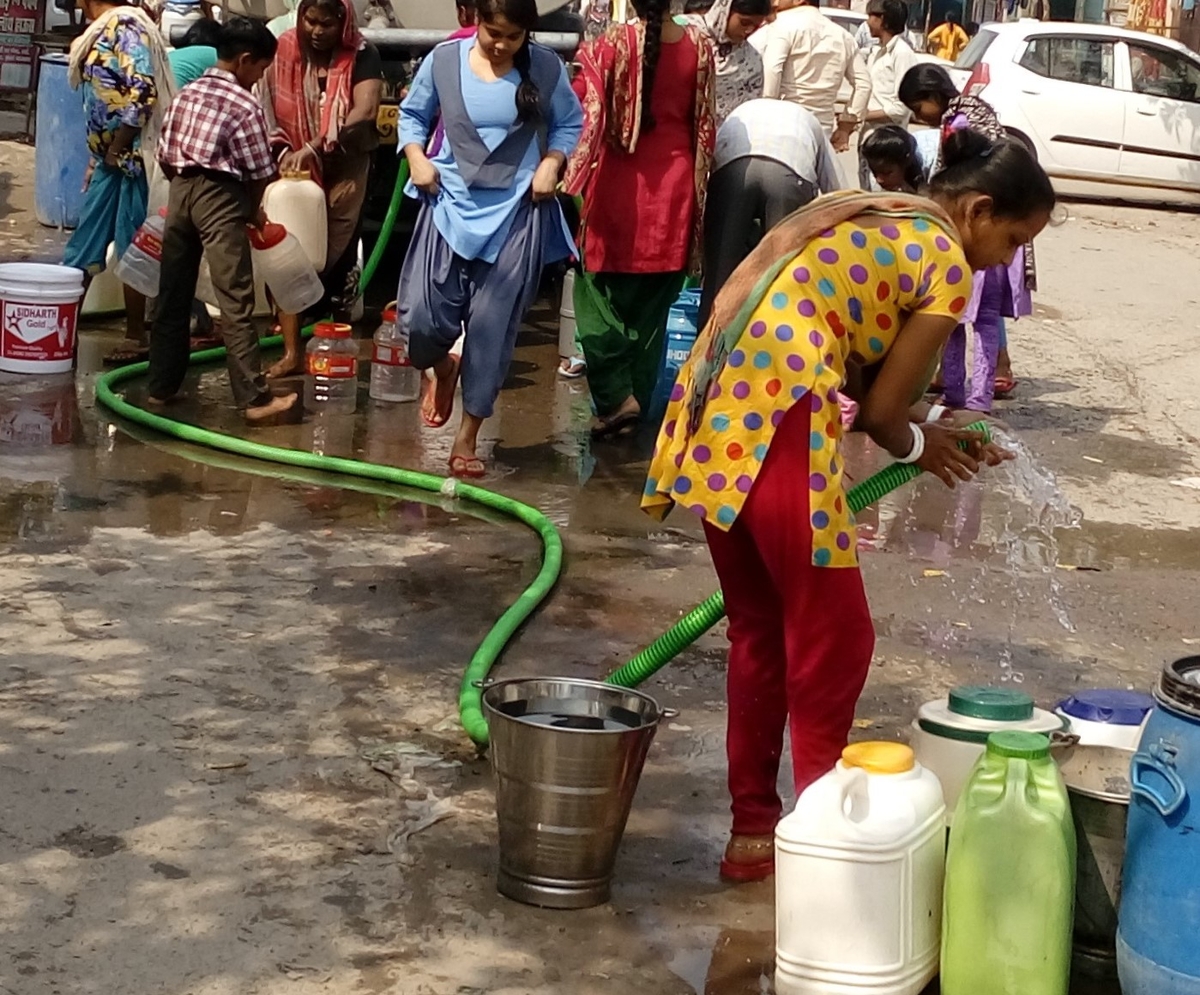 Women collecting water in India Women collecting water in India