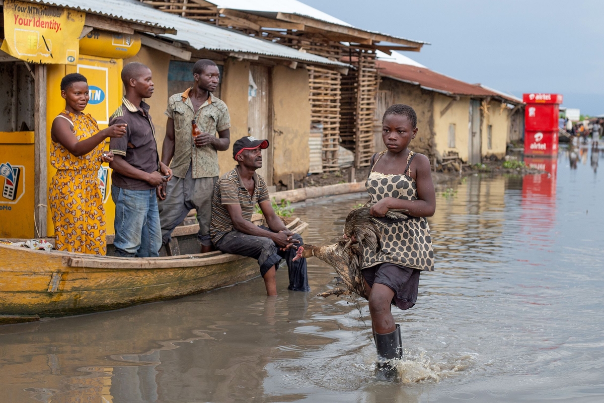 A girl wades through the water in Rwangara, Uganda. Floods 2020. Photo: Climate Centre A GIR WADES THROUGH THE WATER IN RWANGARA, Uganda. Floods 2020. Photo_Climate Centre web