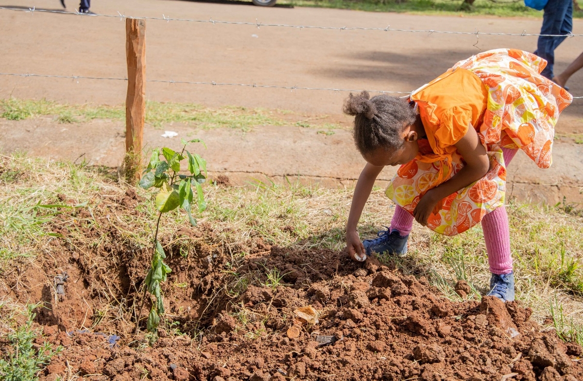 Girl in pocket park, Nairobi, Kenya. Photo: Hope Raisers Girl in pocket park, Nairobi, Kenya. Photo: Hope Raisers