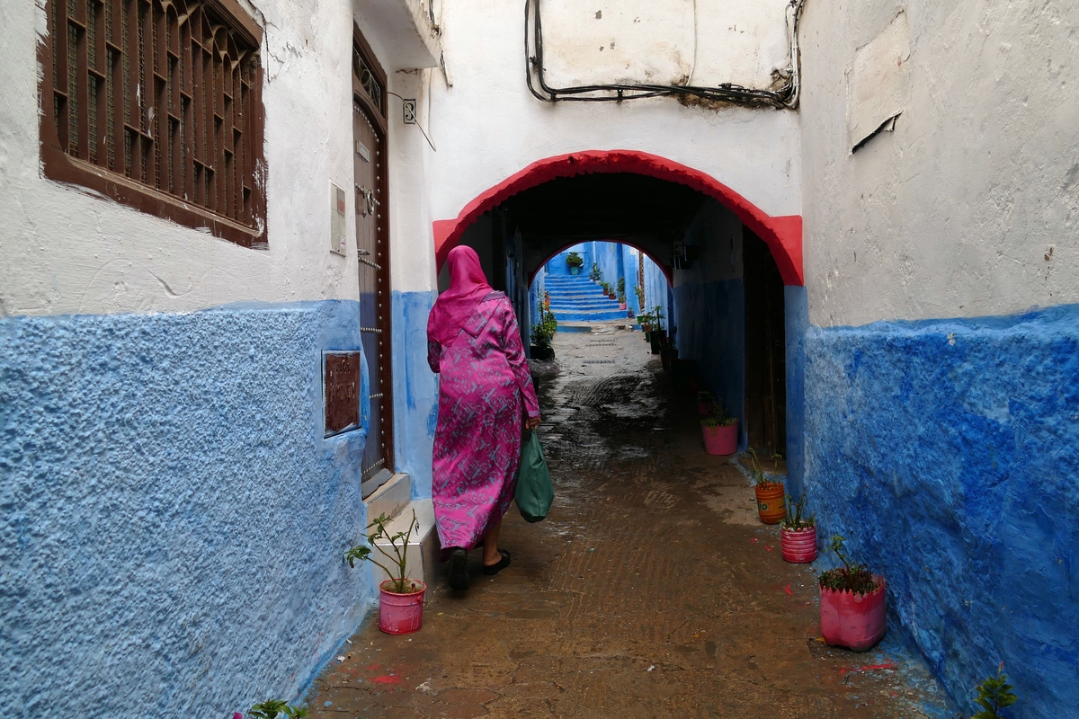 Woman in the medina of Tetouan, Morocco. ©Thomas - AdobeStock.com Woman in the medina of Tetouan, Morocco. ©Thomas - AdobeStock.com