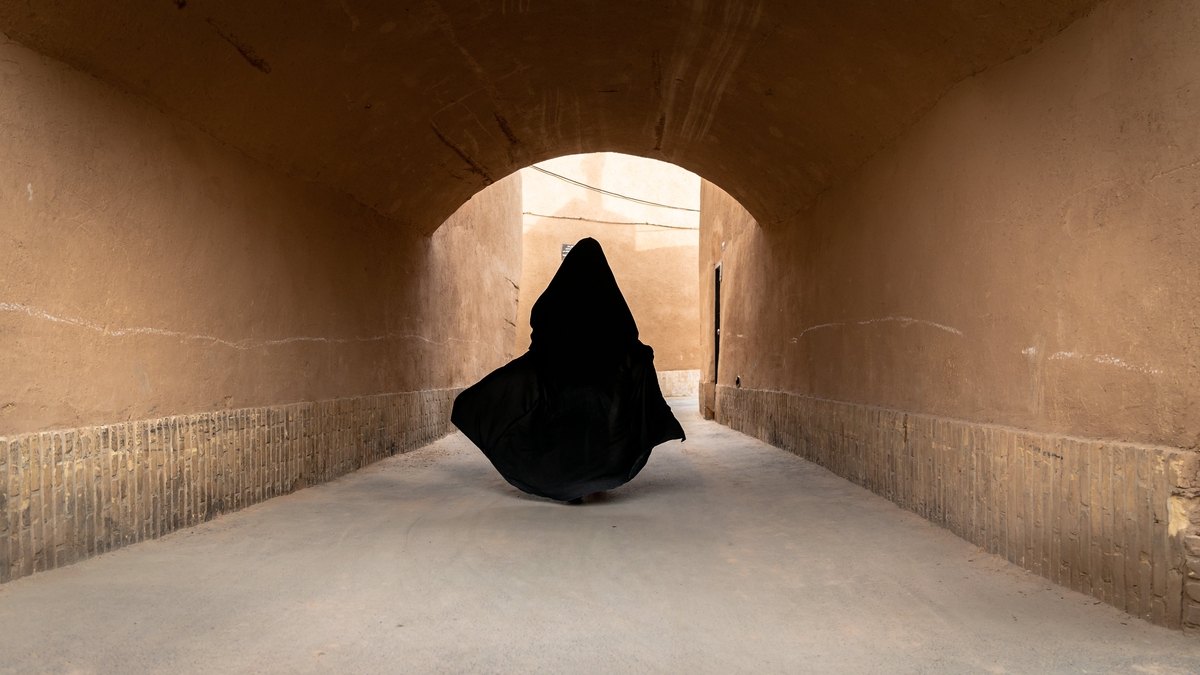 Woman in the old city Yazd in Iran.  ©Can -​​​​​​ AdobeStock.com