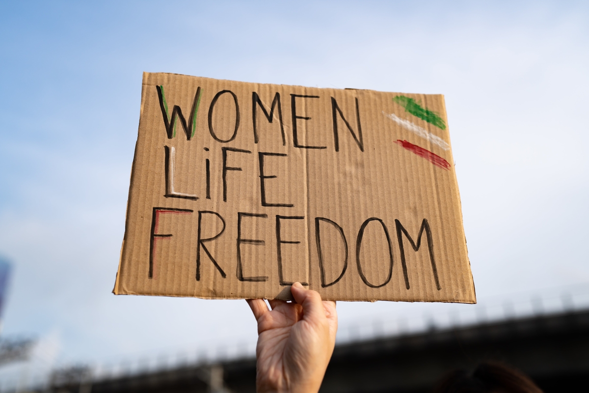 Demonstrator holding 'Women, Life, Freedom' placard. ©squirrel - AdobeStock.com Demonstrator holding 'Women, Life, Freedom' placard. ©squirrel - AdobeStock.com