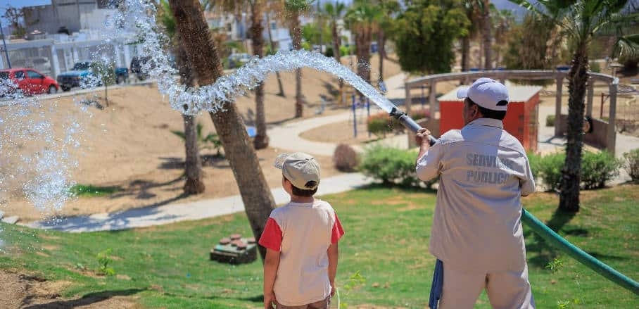 Members of the neighbourhood are actively engaged in renovating the park. © GIZ