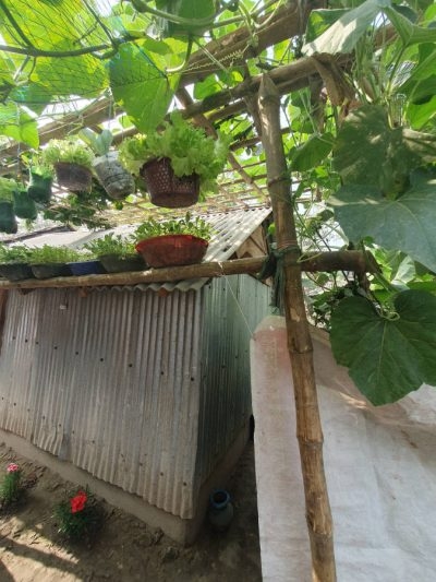 Participants learned how to prepare bags and plastic pots for water storage and the storage of seeds. Photo: Milena Wald