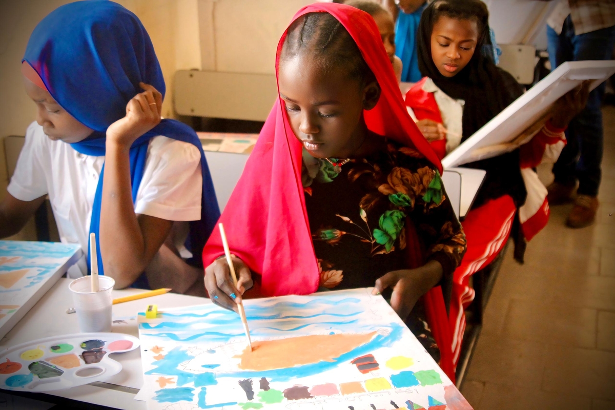 School girls painting during a climate awareness-raising activity. Sebkha, Mauritania School girls painting during a climate awareness-raising activity. Sebkha, Mauritania