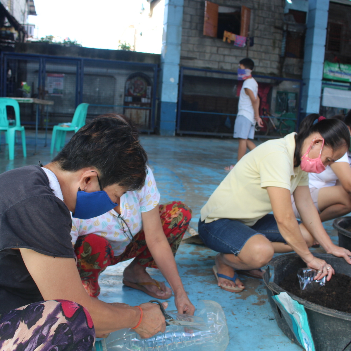 Urban gardening workshop in the Philippines (photo by Philippine Action for Community-led Shelter Initiatives, Inc.)