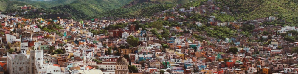 ES - Banner - Series of Debates about the Right to the City in Latin America 2021 Picture of a hilly Latin American city