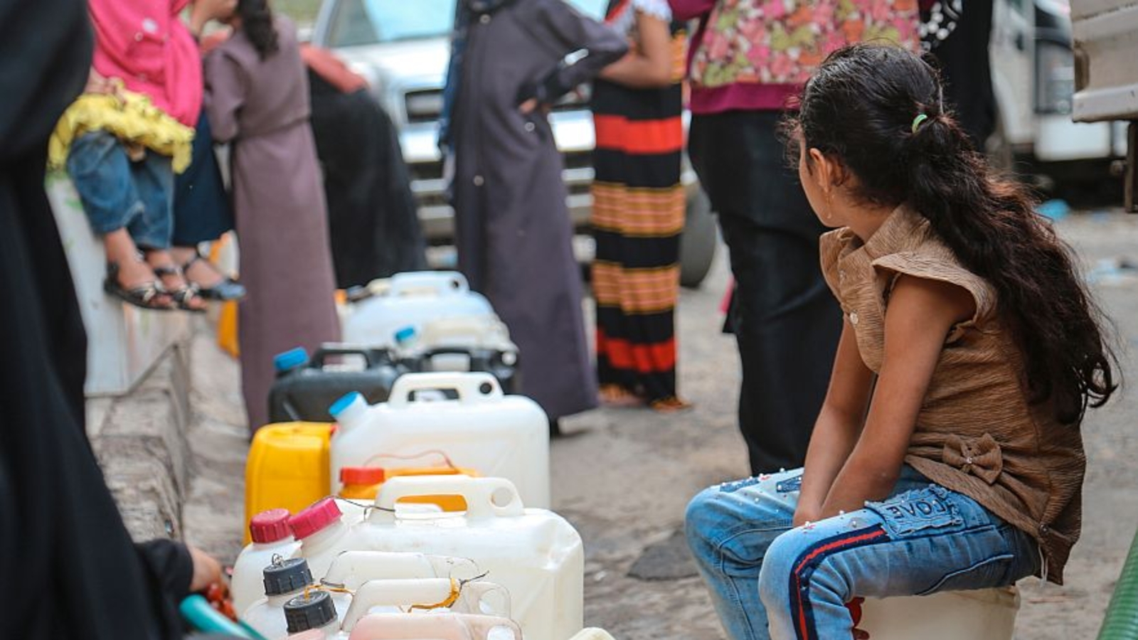 Children fetch water in Taiz, Yemen. Photo: Akram Alrasny_AdobeStock.com